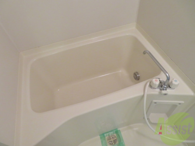 バス・シャワールーム　お風呂です。追い炊き機能が付いていてありがたいですね。