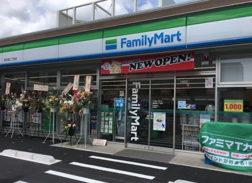 コンビニ　ファミリーマート 西寺尾二丁目店（コンビニ）まで247m