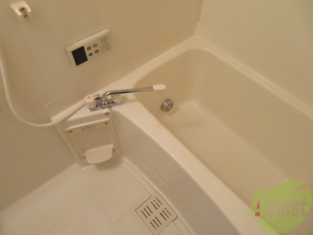 バス・シャワールーム　バスルームです。追い炊き機能付きで便利ですね