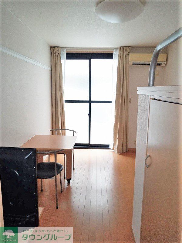 居室・リビング　1Fはフローリング、2F以上は絨毯になります。