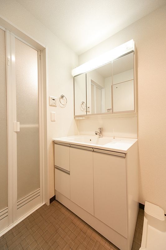 洗面設備　■多面鏡独立洗面台■キャビネット収納付き