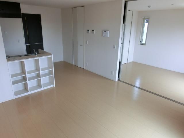 その他部屋・スペース　２面採光の風通しのいいリビング