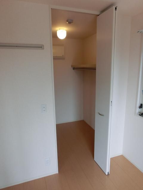 その他設備　収納豊富なウォオークインクローゼット