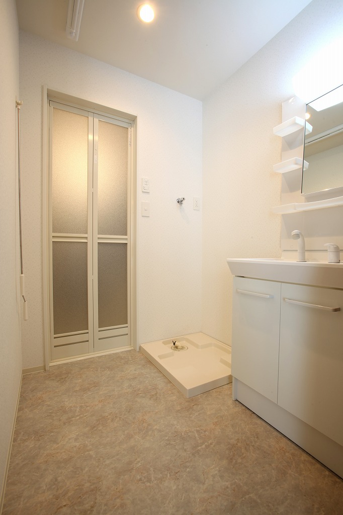 洗面設備　明るい洗面所です