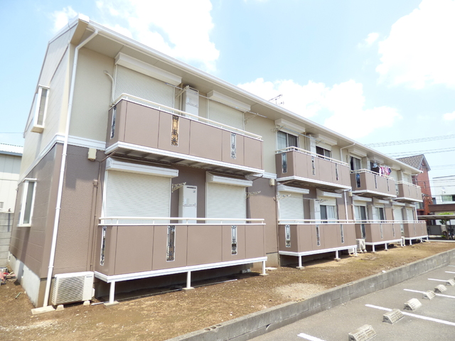 建物外観　目の前駐車場で日当り良好♪