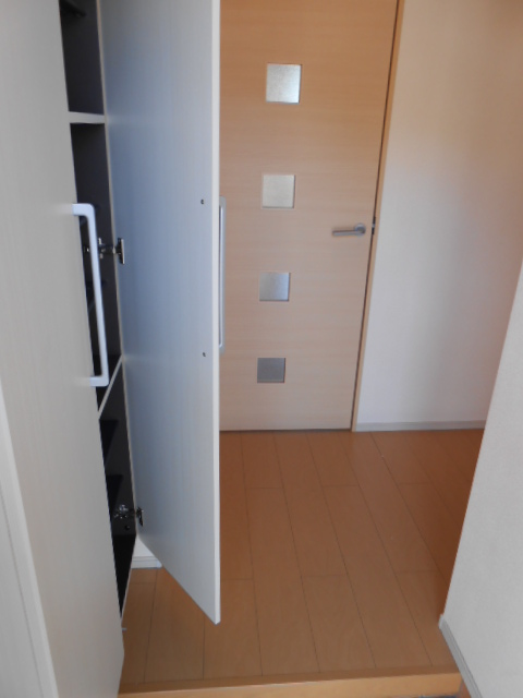 玄関　天井高シューズクローゼット完備・玄関収納庫あり