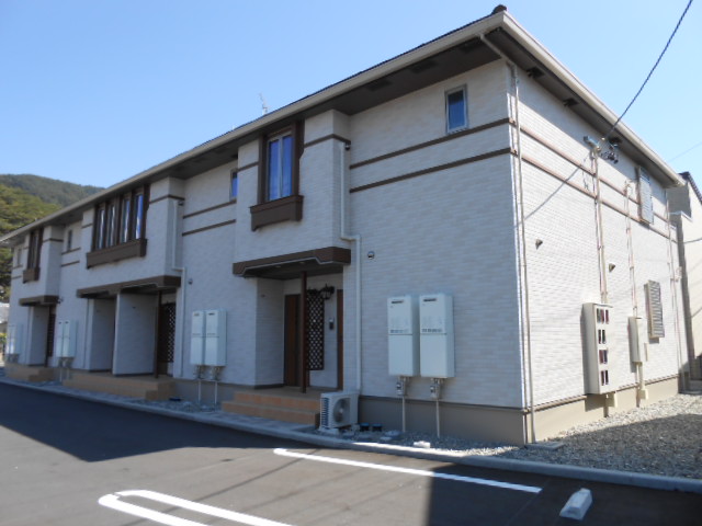 建物外観　建物玄関側（北面）を北西方向より撮影