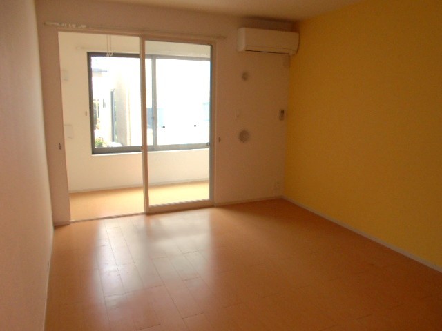 居室・リビング　南面リビング（エアコン完備）・西面に換気採光窓あり