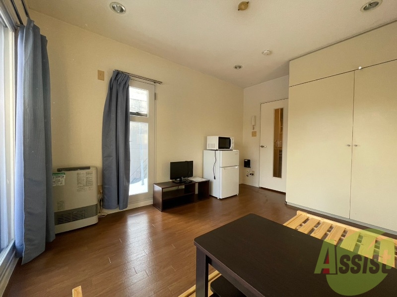 居室・リビング　６帖の洋室です。広々として、きれいですね。