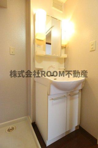 洗面設備　独立洗面台、小物を置くことができて便利です