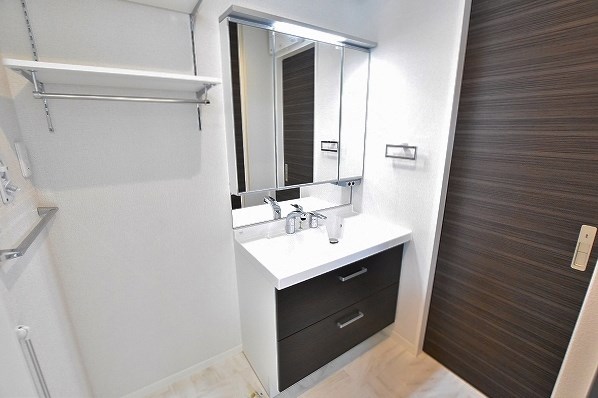 洗面設備　★シャワー付き化粧洗面台＆室内洗濯機置き場★