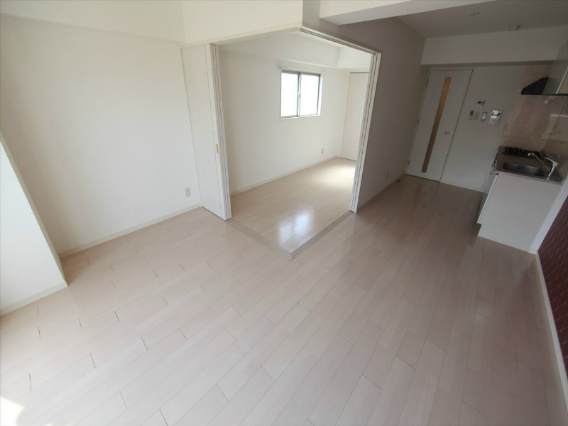 居室・リビング　LDK13.2帖　システムキッチン　3口ガスコンロ