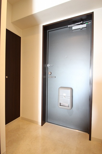 玄関　同物件別号室の写真です。