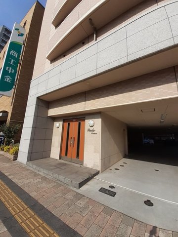 エントランス　落ち着いたエントランスです