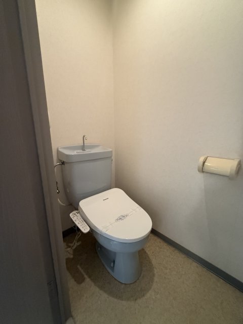 トイレ　同物件別号室のものです。