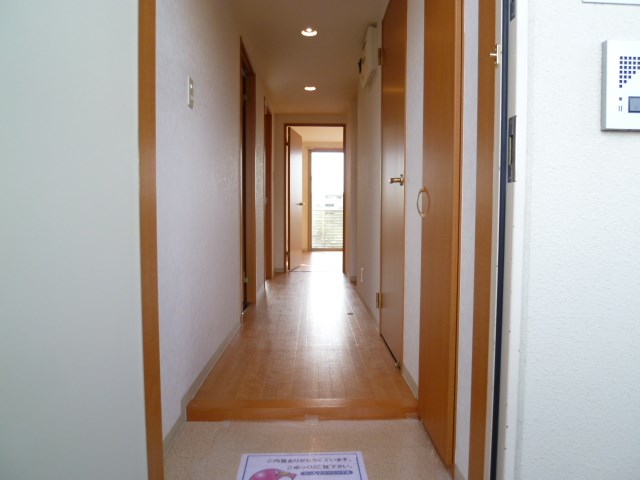 玄関　※同物件・同間取り4階の参考写真となります※