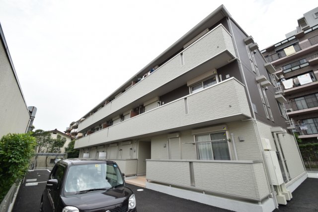 建物外観　南西向きの日当たりのいい建物です。ハーベストヴィラージュ本郷