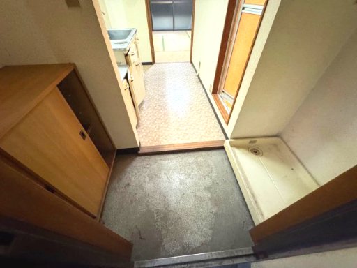 玄関　※写真は別室です※クリーニング前の写真です