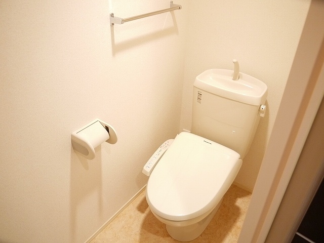 トイレ　落ち着いた色調のトイレです