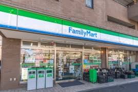 コンビニ　ファミリーマート世田谷北沢四丁目店（コンビニ）まで242m
