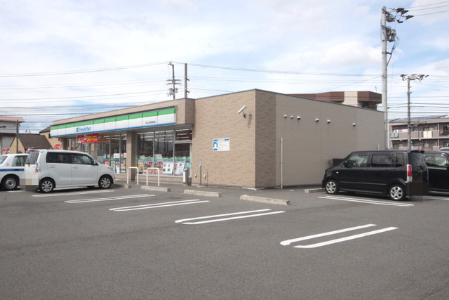 コンビニ　ファミリーマート松山土居田駅前店（コンビニ）まで125m