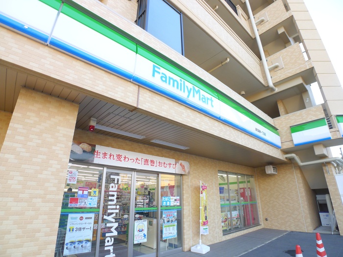コンビニ　ファミリーマート（コンビニ）まで500m