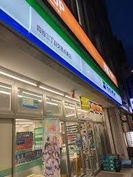 コンビニ　ファミリーマート 四谷三丁目交差点東店（コンビニ）まで174m