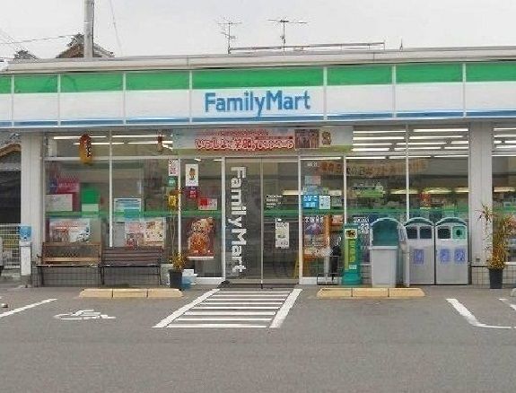 コンビニ　ファミリーマート（コンビニ）まで400m