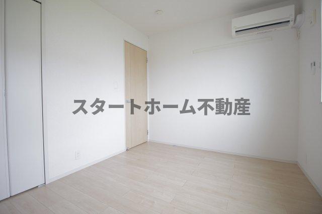 その他部屋・スペース　落ち着いた色調の寝室です
