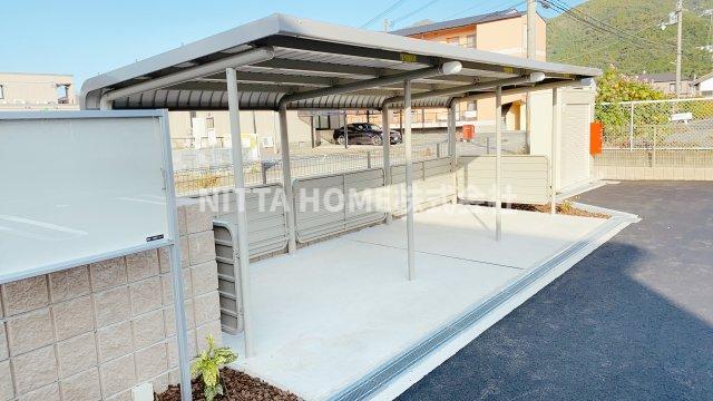 その他共有部分　屋根付きの駐輪場です＊
