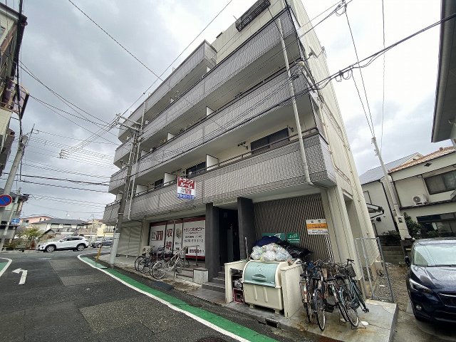 建物外観　宅配ボックス付きで不在時にも便利♪