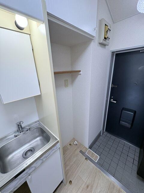 その他　洗濯機置き場は室内にあるので雨に濡れる心配はありません。
