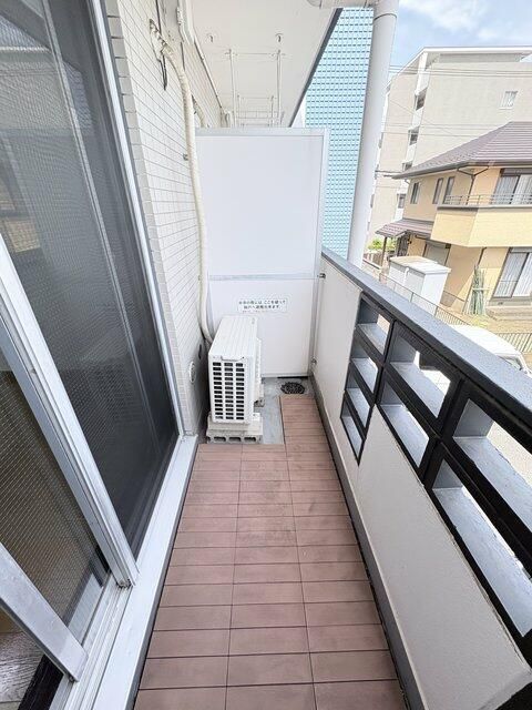 バルコニー　バルコニーがあるので洗濯物を太陽の下で干すことができます♪