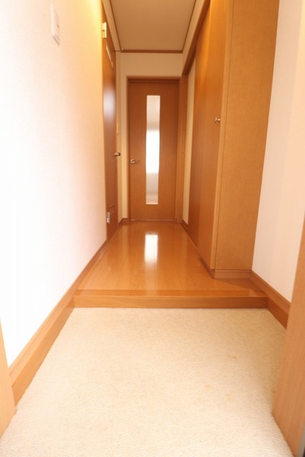 玄関　別部屋の参考写真となります。