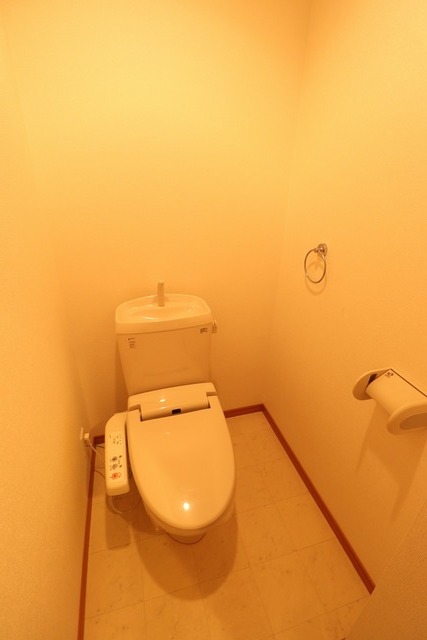 トイレ　別部屋の参考写真となります。