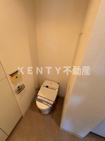 トイレ　落ち着いた色調のトイレです