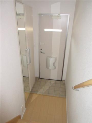 玄関　下駄箱つきの玄関です。
