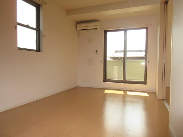 居室・リビング　南向きの明るいお部屋です。