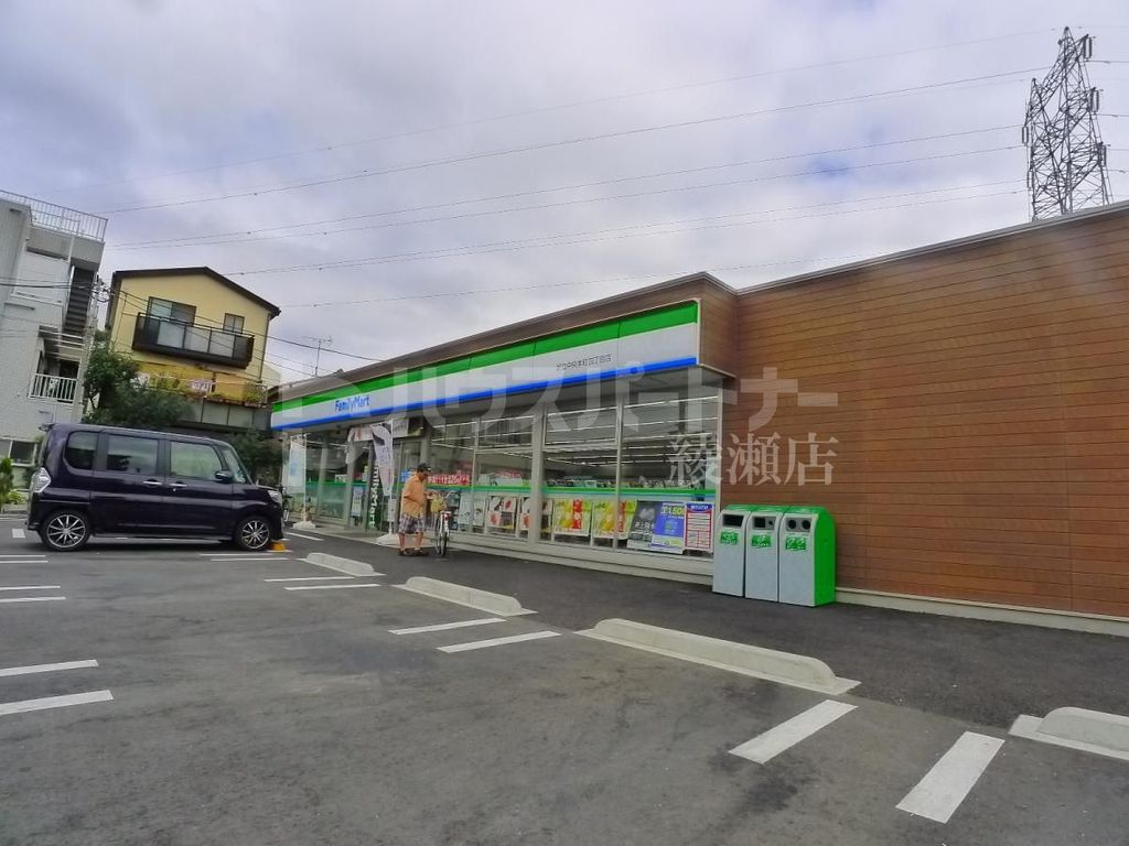 コンビニ　ファミリーマート足立中央本町四丁目店（コンビニ）まで240m