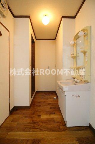 洗面設備　明るい洗面所です
