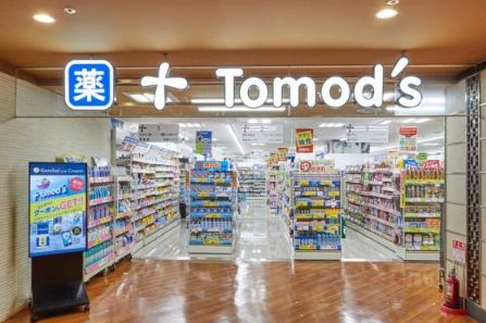ドラックストア　トモズクイーンズ伊勢丹笹塚店（ドラッグストア）まで853m