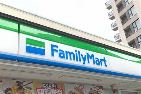 コンビニ　ファミリーマート（コンビニ）まで450m