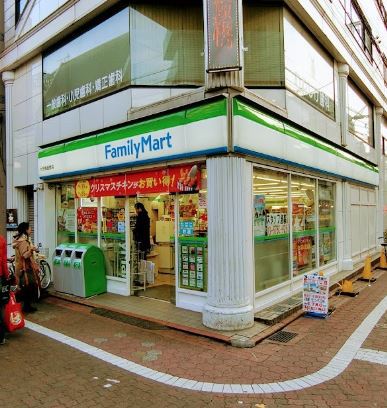 コンビニ　ファミリーマート（コンビニ）まで138m