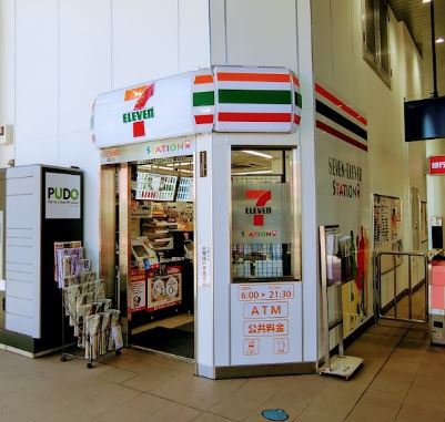コンビニ　セブンイレブン（コンビニ）まで216m