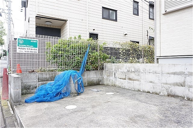 エントランス　敷地内ゴミ置き場