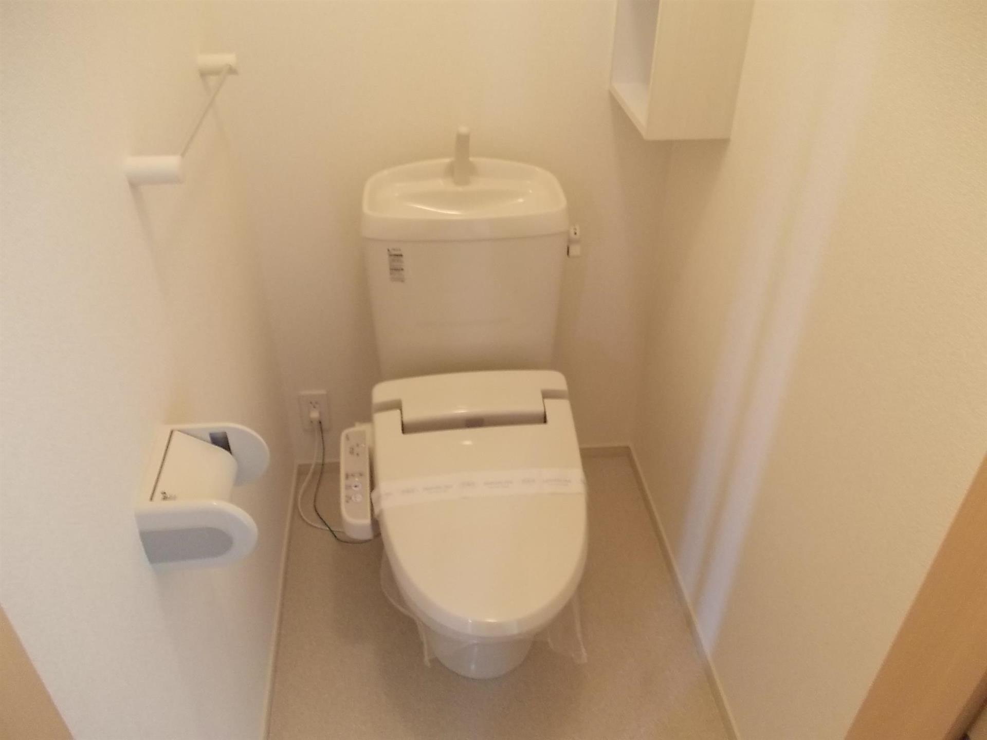 トイレ　ウォシュレット付の洋式トイレです♪小物棚あり♪