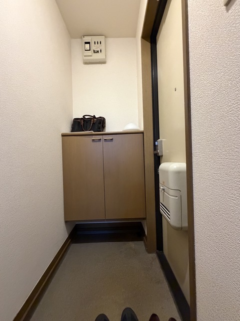 玄関　※清掃前の写真になります。