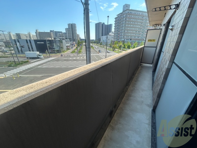 バルコニー　バルコニーは洗濯物がはかどりそうな広さがありますよ。