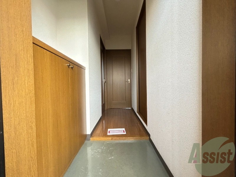 玄関　玄関から撮影しました。明るい印象ですね。