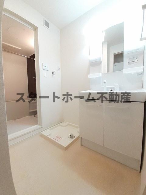 洗面設備　明るい洗面所です